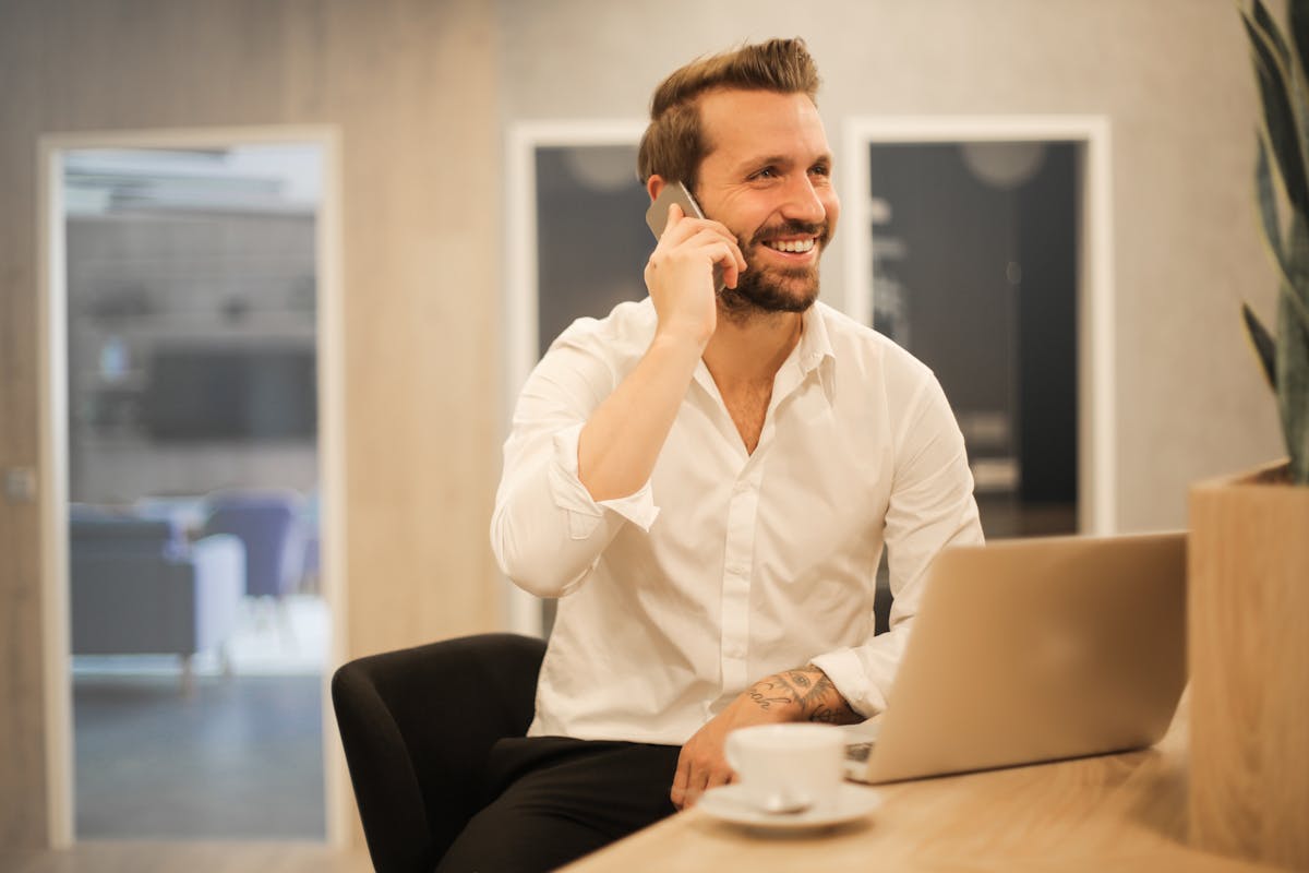 Entrepreneur receiving AI coaching via phone
